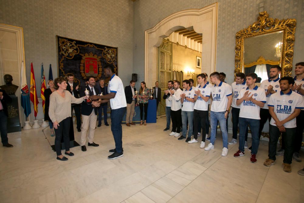 Unos 300 aficionados arropan al equipo de Rivero en el Ayuntamiento tras su ascenso a LEB Oro