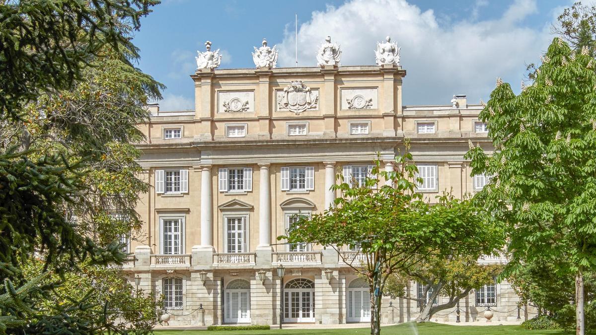Jardines y fachada del palacio de Liria, en Madrid.