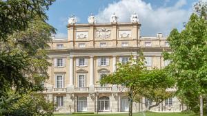 Jardines y fachada del palacio de Liria, en Madrid.