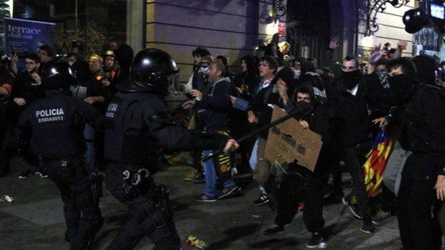 Els Mossos carregant contra els manifestants a Vila Laietana.