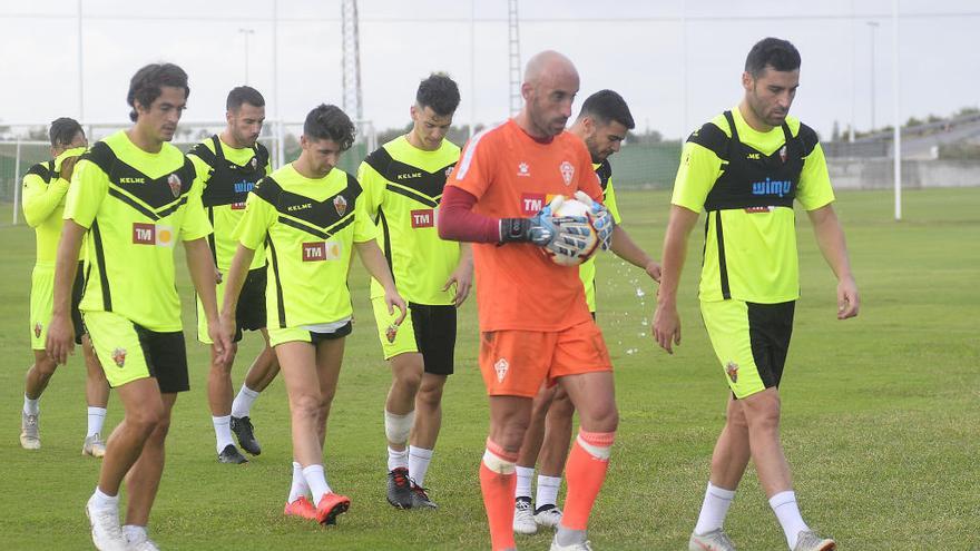 Los jugadores del Elche, durante el último entrenamiento de ayer en el campo anexo.