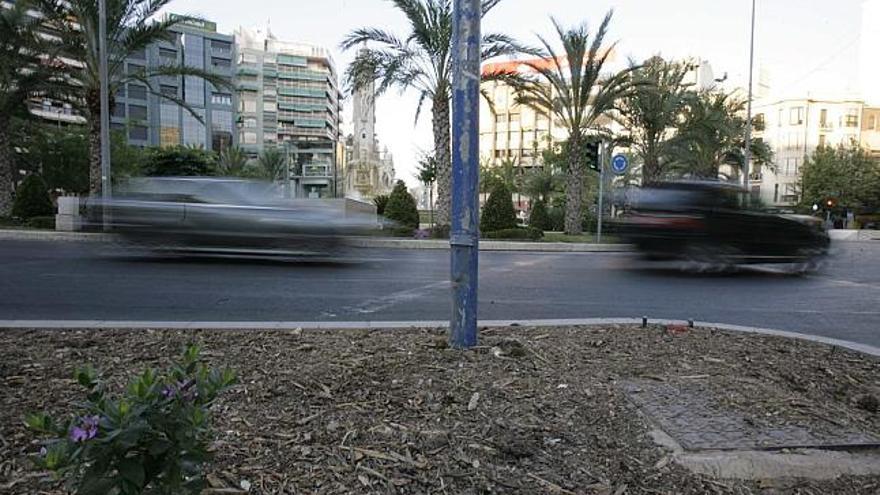 La Plaza de los Luceros ofrece un aspecto deteriorado y descuidado mientras las obras de acondicionamiento se prolongan.