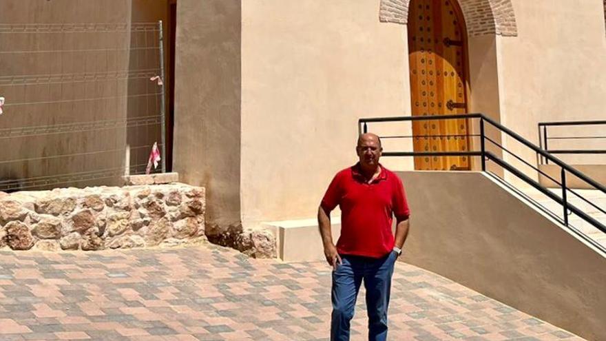 El presidente del Foro del Casco Histórico, Jesús López Molina, a las puertas de la ermita de Nuestra Señora de los Remedios y San Lázaro, estos días.