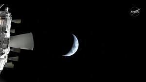 La nave Orion de la misión Artemis II en su trayectoria de alejamiento de la Tierra.