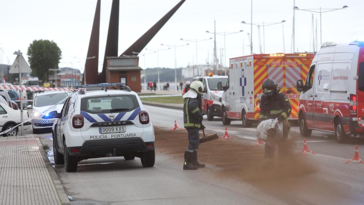 Heridos por un vertido de ácido dos peatones y un ciclista en el paseo de la ría