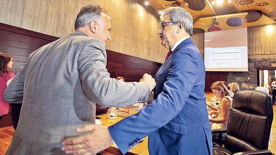 El presidente Ángel Víctor Torres y el vicepresidente, Román Rodríguez, en el Consejo de Gobierno celebrado ayer.