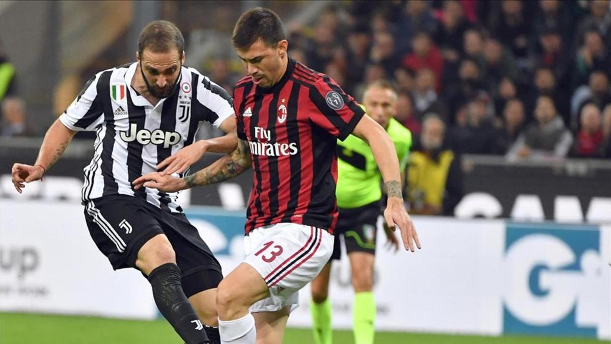 Higuaín marcó el primer gol con este disparo frente a Romagnoli