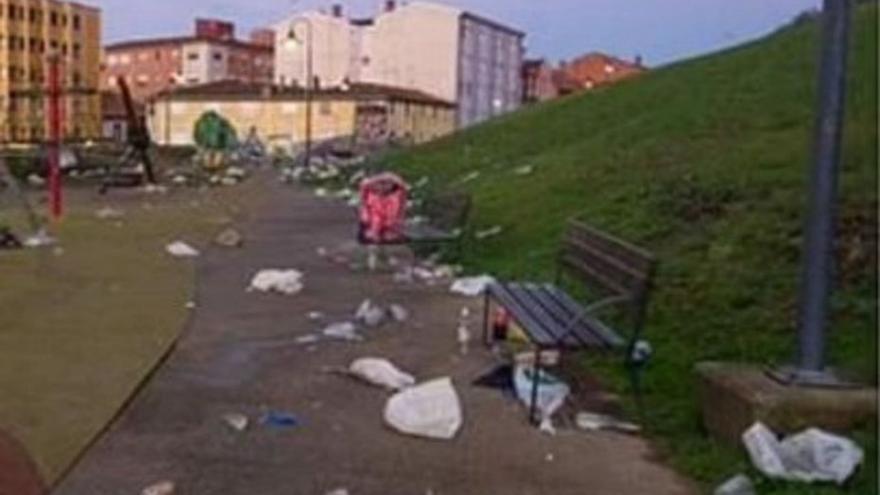 Restos de botellón en el parque infantil del cerro de Santa Catalina.