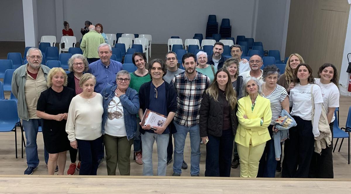 Algunos asistentes al acto de Quart, con el director.