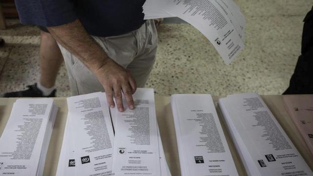 Un ciutadà tria papereta en les últimes eleccions generals. | FERRAN NADEU