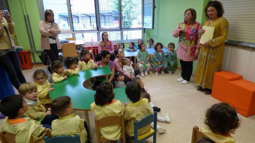 Sobre estas líneas, María Elena Fernández presenta a Mónica Rodríguez a los alumnos de la escuela.