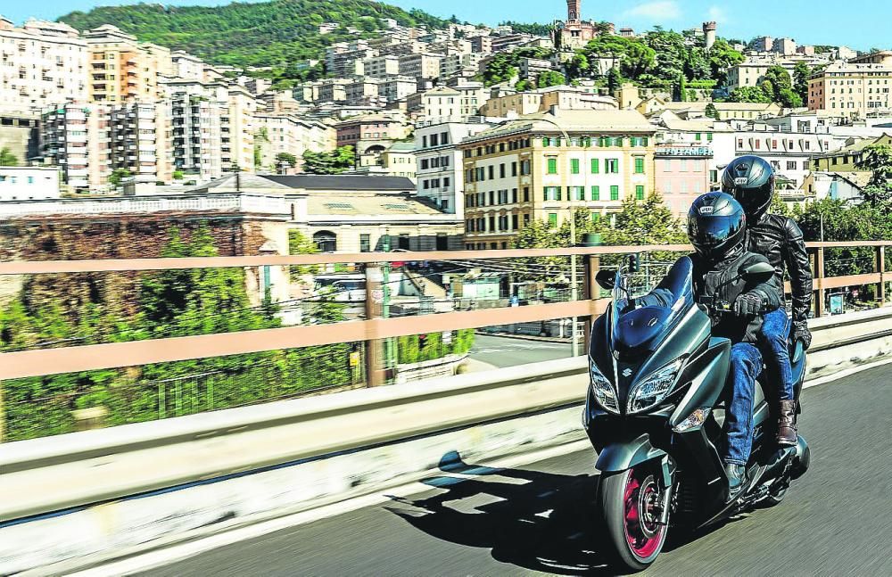 Nueva Suzuki Burgman 400 ABS, equilibrio en maxi-scooter