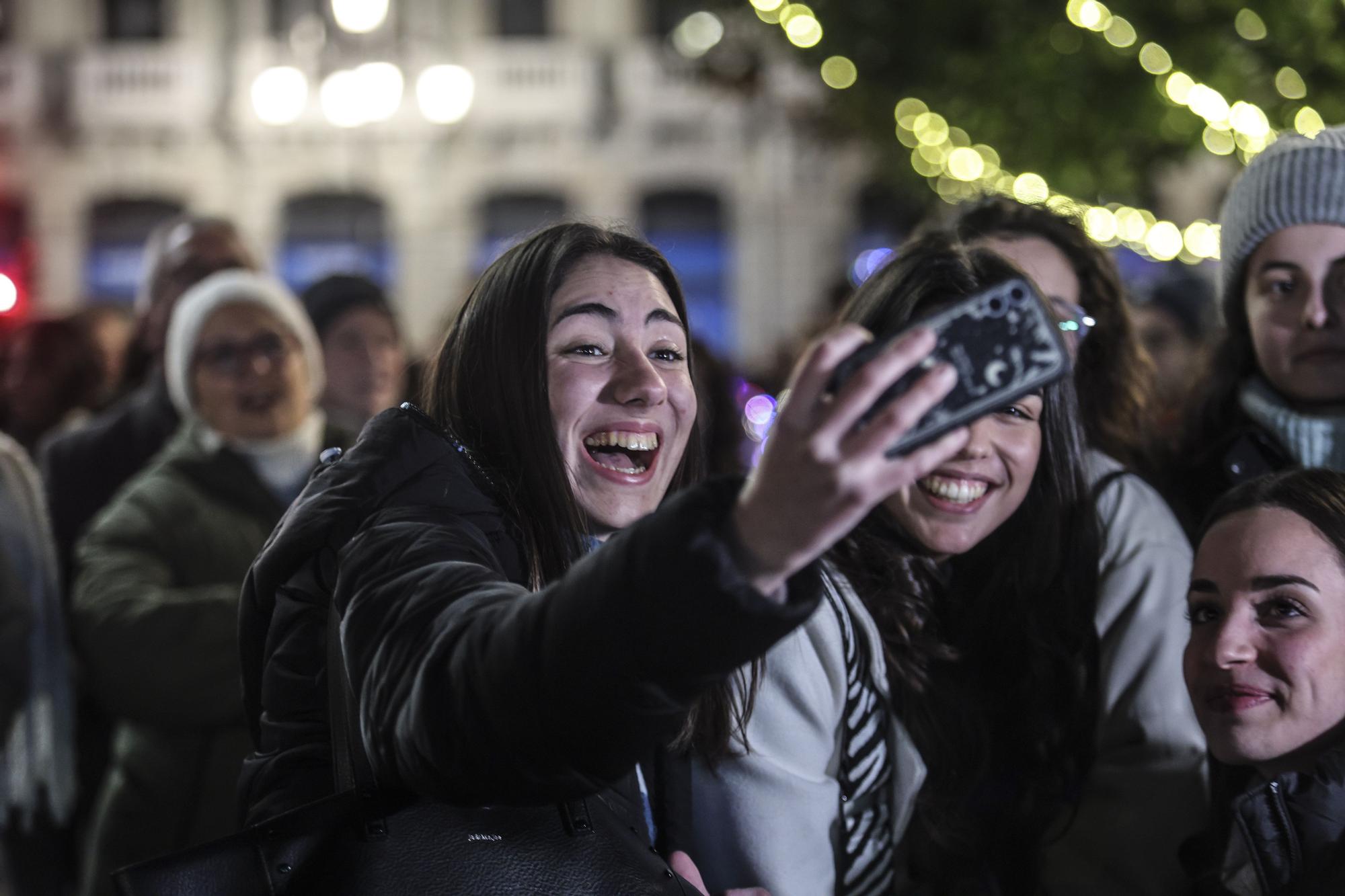 En imágenes: así fue el encendido de las luces de Navidad en Oviedo