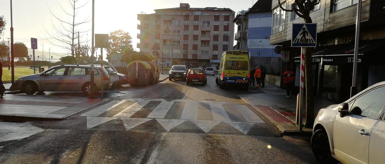 La ambulancia, ayer, en el lugar del siniestro.