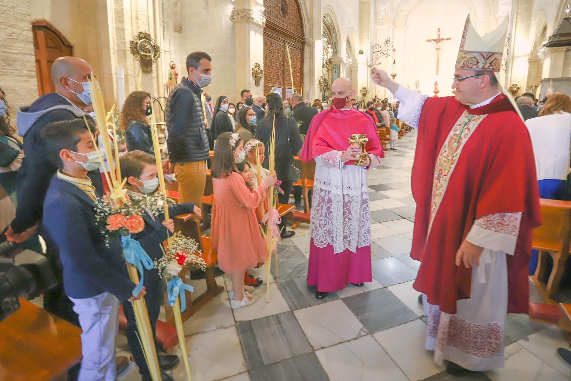 El obispo Munilla preside la procesión de las Palmas en Orihuela