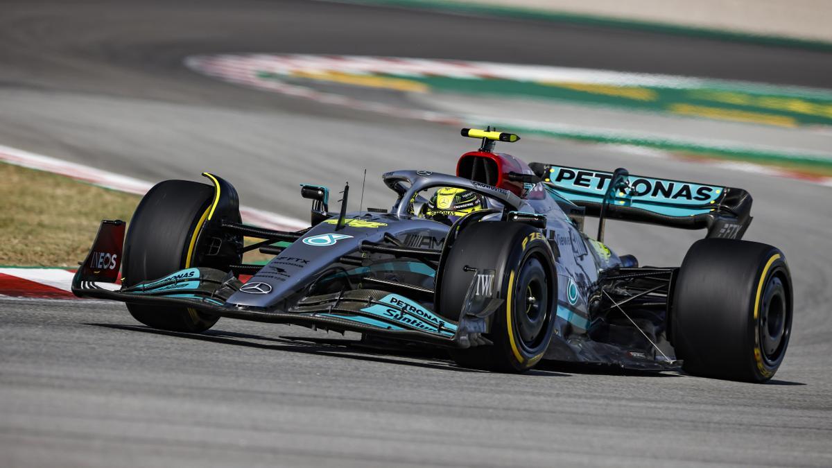 Los Mercedes sorprenden en la primera jornada en Montmeló.