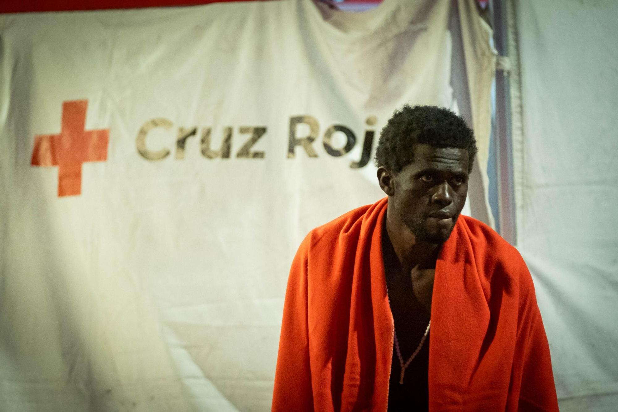 Llegada de un cayuco al Puerto de Granadilla