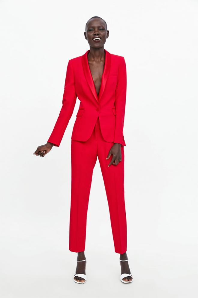 Traje rojo de chaqueta y pantalón, de Zara