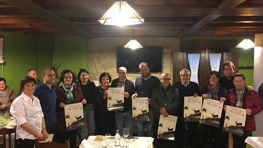 Asistentes a la presentación de las Jornadas de la caza, ayer, en Villamayor.