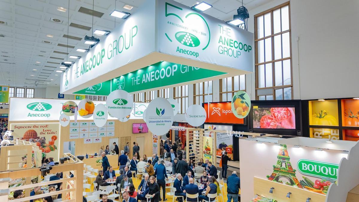 El stand del Grupo Anecoop atrajo a numerosos visitantes y representantes institucionales.