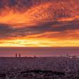 Amanecer con tonos rojizos en Barcelona