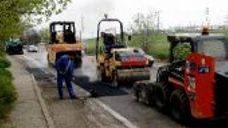 OBRAS DE PARCHEO EN LA RONDA DE VADILLO Y CORTE, HOY, DE MIRA AL RIO