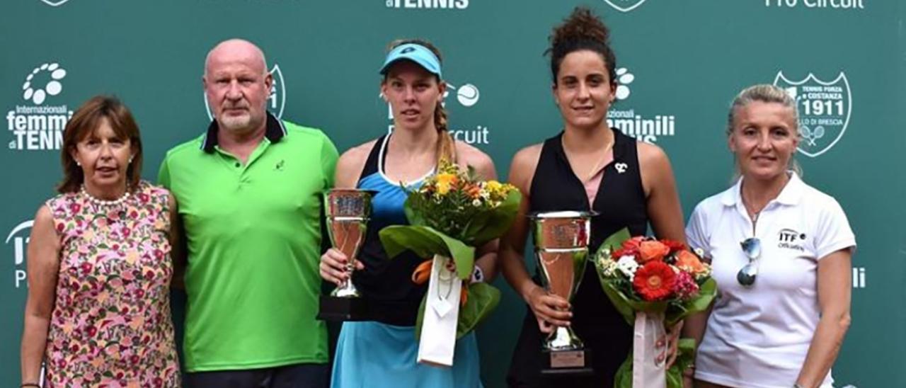 Fita, segunda por la derecha, con el trofeo de ganadora.