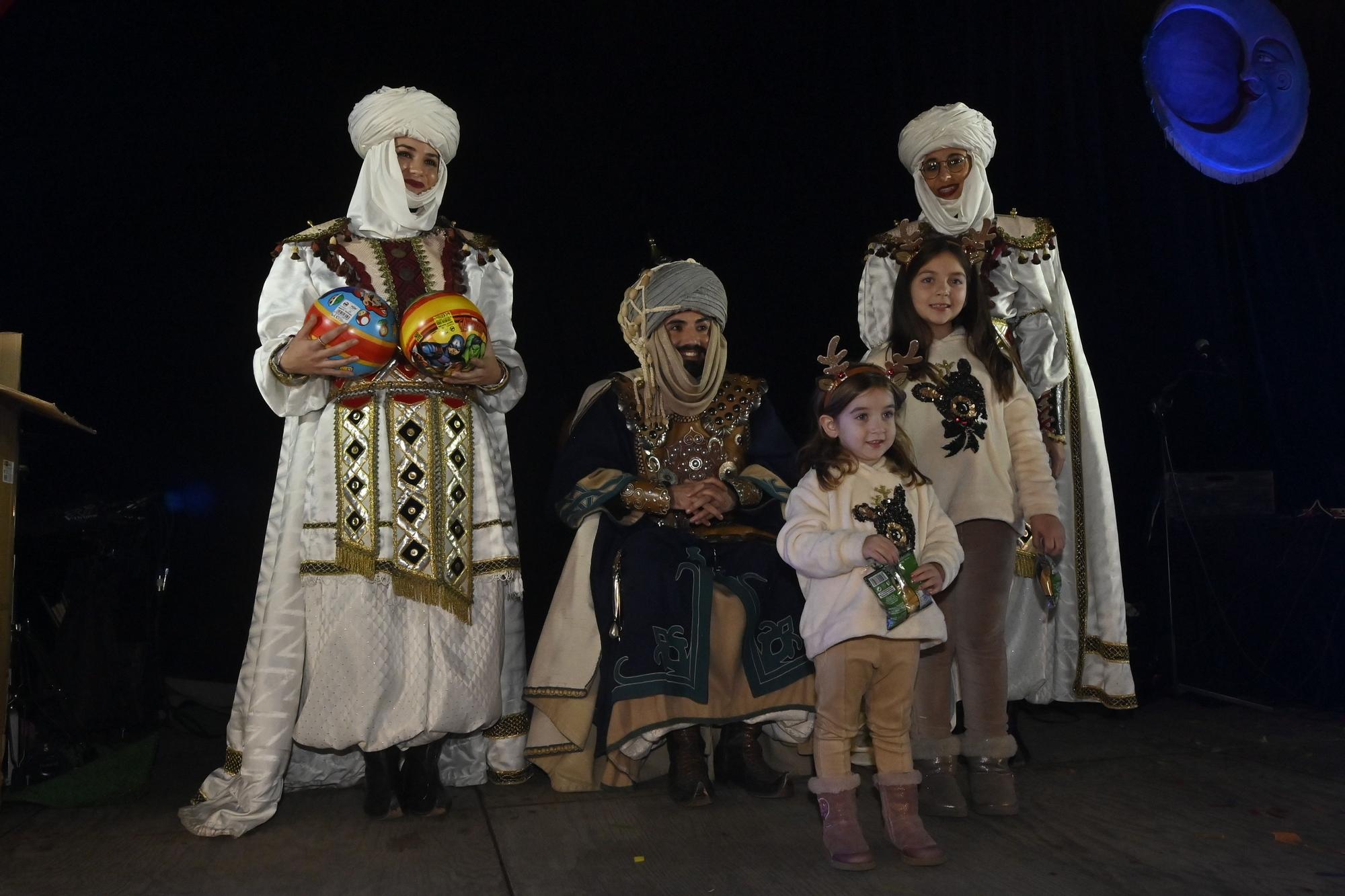 Los peques de Castelló entregan al Cartero Real las misivas con sus deseos. Encuentra tu foto.