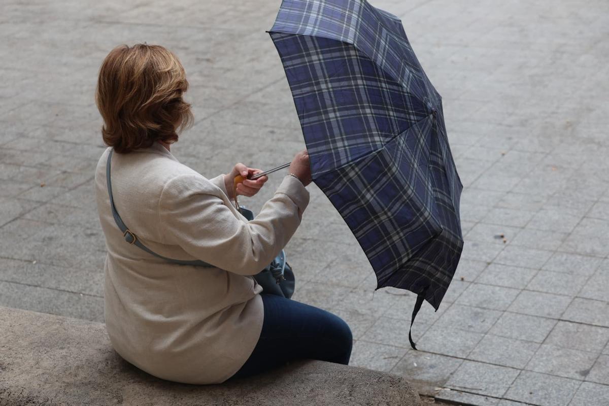 Mañana gris de nubes y lluvia en València en la víspera de San Vicente Ferrer