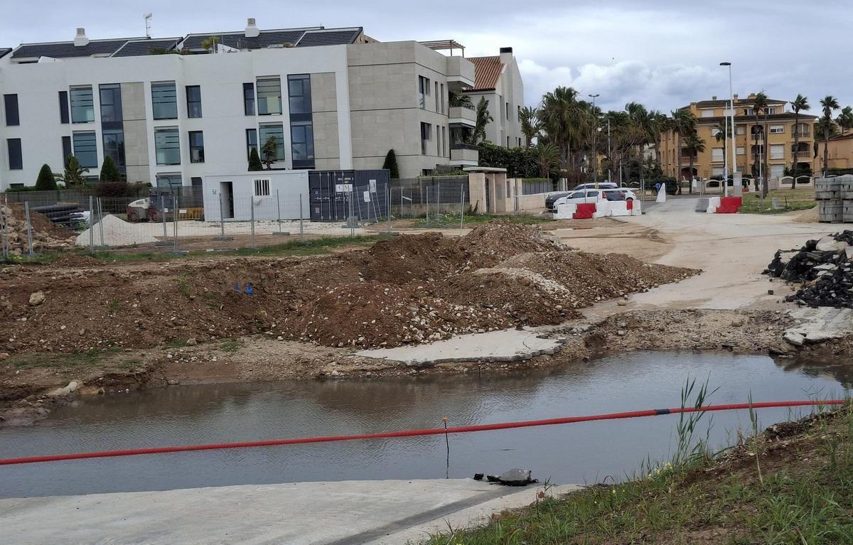 El camino funciona como un barranco y aliviadero cuando el Gorgos se desborda