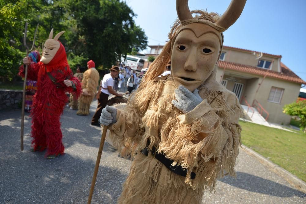 Los personajes de seis Carnavales tradicionales de la Península visitan este fin de semana Vilaboa, donde se celebra el primer Encontro de Entroidos de Galicia.