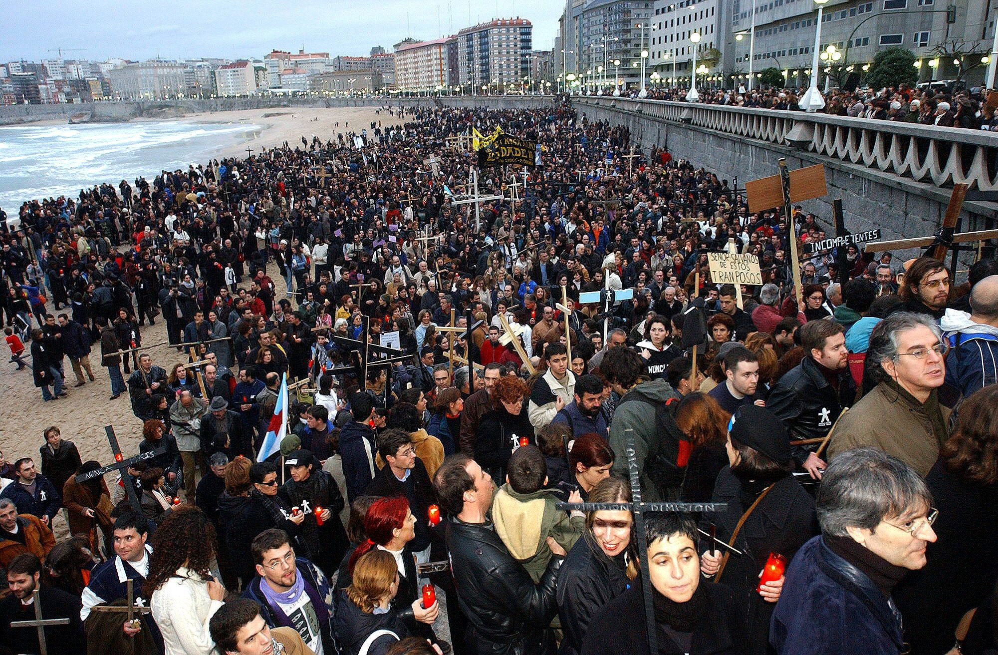 Manifestación por el vertido del Prestige en Compostela en 2002