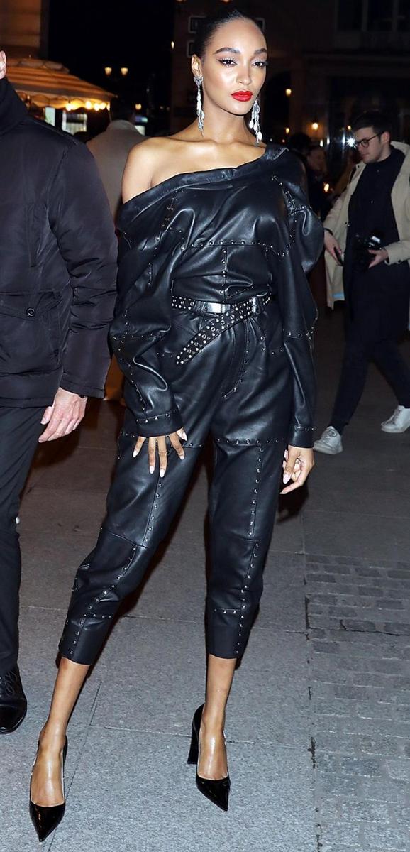 La modelo Jourdan Dunn con mono de piel durante el desfile de Isabel Marant