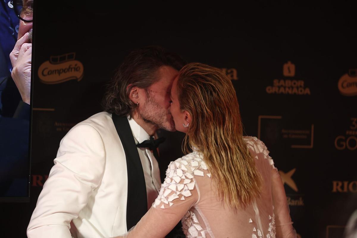 Salva Reina celebra su Goya y besa a la Kira Miró, en la 39º edición de los Premios Goya