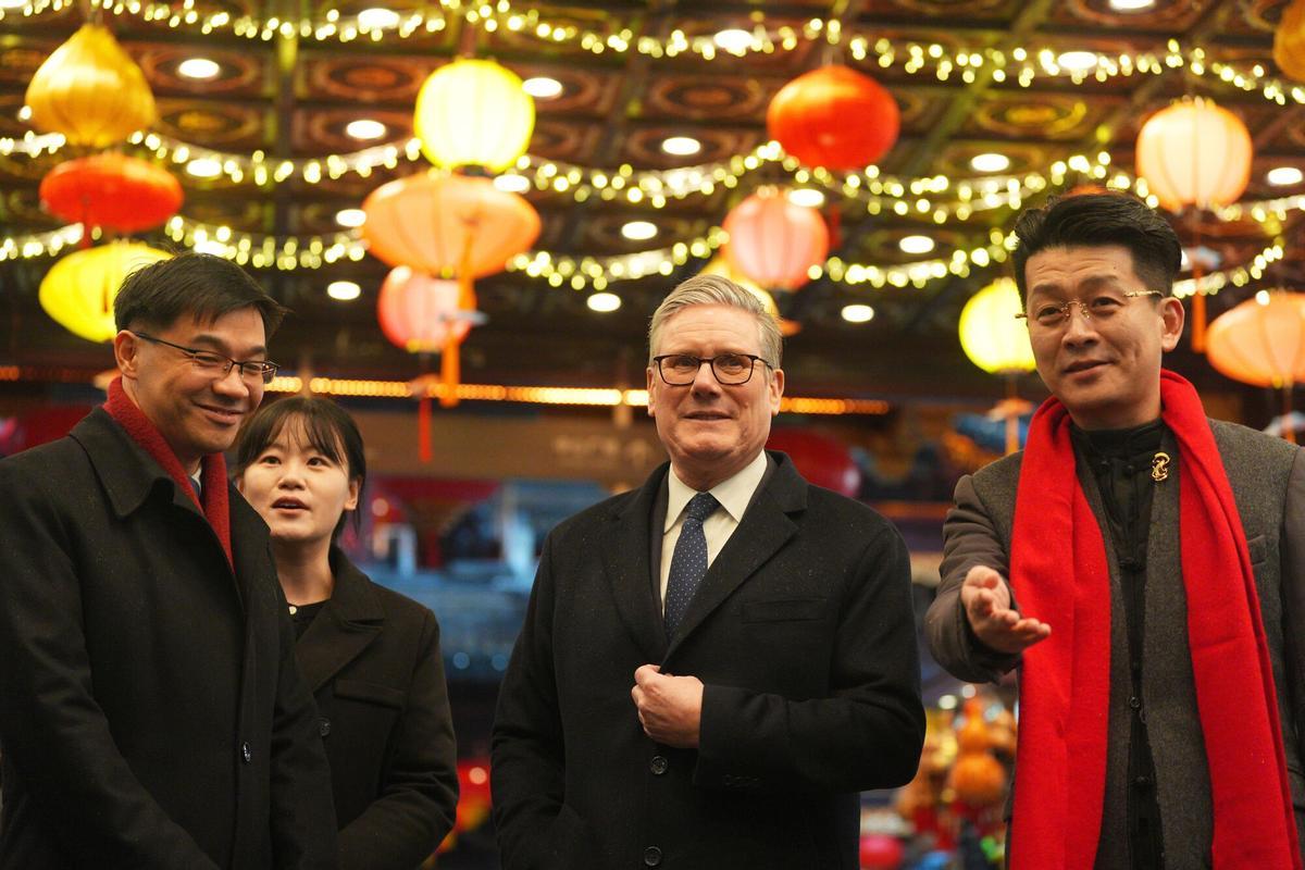 El primer ministro británico, Keir Starmer, durante una visita a los Jardines Yuyuan de Shangái, este viernes.