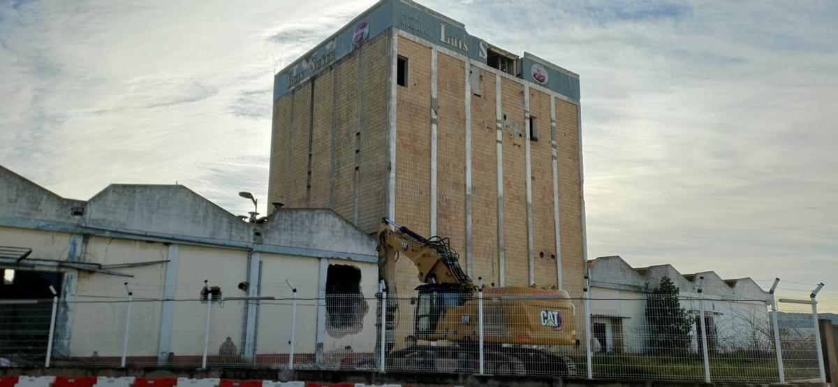 Una pala, este jueves, en los trabajos de derribo de naves en el entorno del silo.