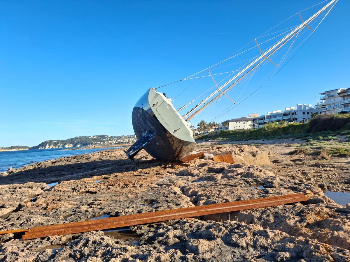 Nueve meses encallado en Xàbia: las imágenes del gran velero Nueve meses encallado en Xàbia: las imágenes del gran velero