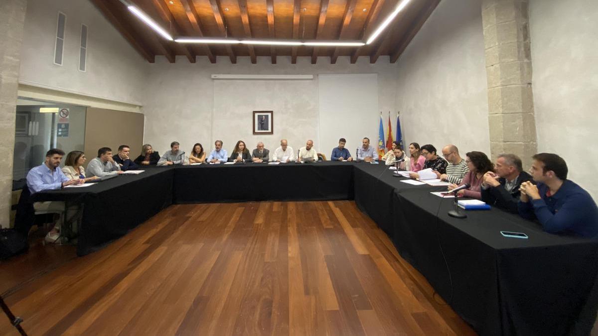 Foto del pleno extraordinario y urgente del Ayuntamiento de Benicarló que tuvo lugar este martes.