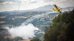 Incendio forestal de Martorell y Castellví. Con la actuación de hidroaviones, helicopteros, agentes forestales, bomberos y mossos d’esquadra. Estado del incendio: controlado. Con algunos puntos calientes todavía. AUTOR: MANU MITRU.