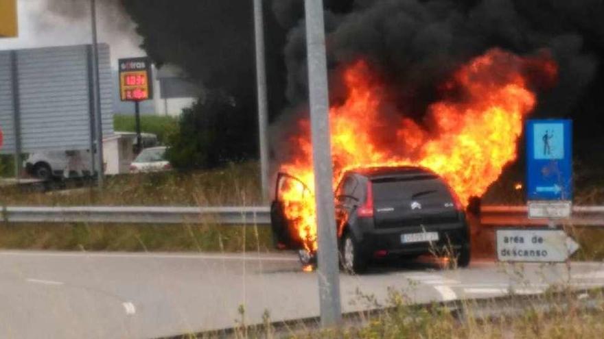 Calcinado un coche que se incendió en la rotonda de acceso a Figueras