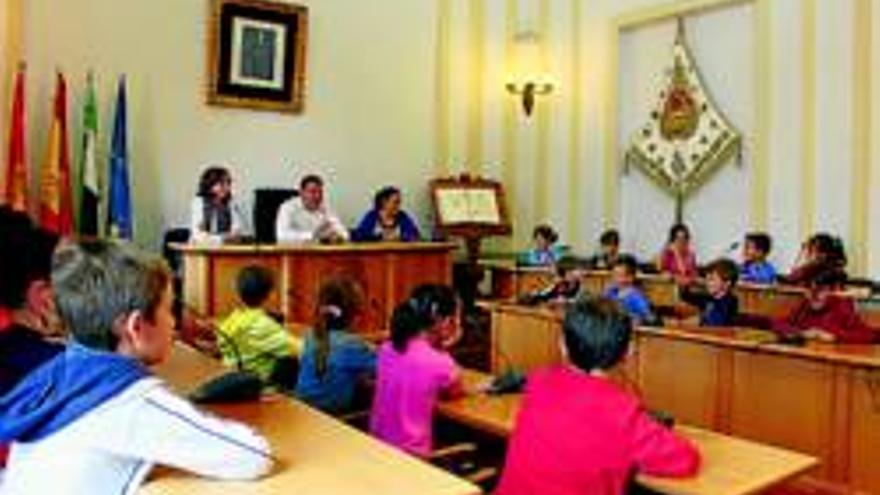 Alumnos del Trajano visitan el ayuntamiento