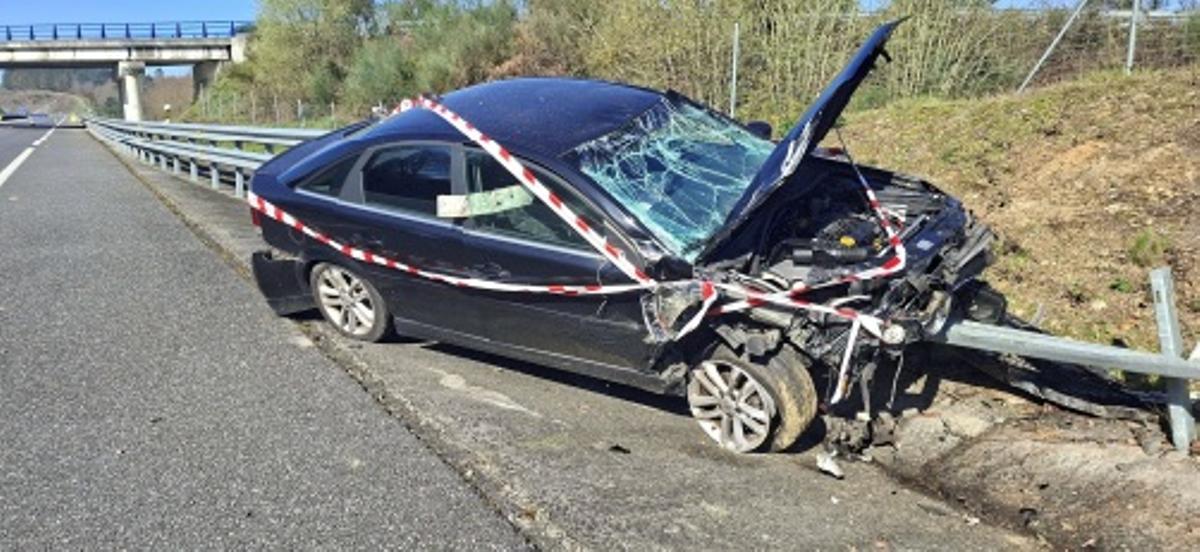 El vehículo que conducía el conductor investigado por darse a la fuga tras un accidente con heridos en Ourense.