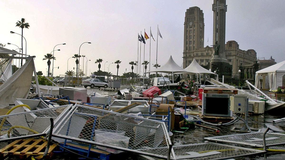 Destrozos del temporal ‘Delta’ en 2005 en la Plaza de Candelaria, en Santa Cruz de Tenerife.