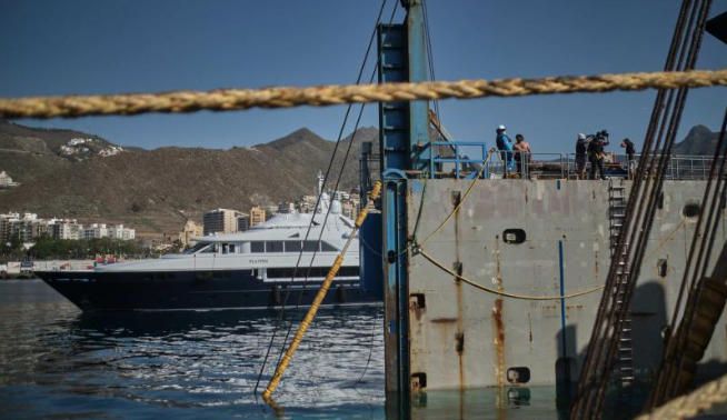 Un yate sumergido llega a Santa Cruz de Tenerife.