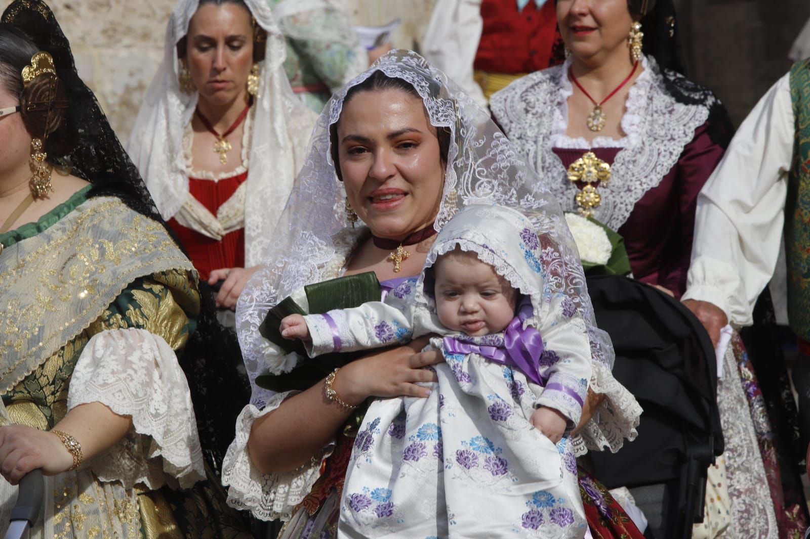 Desbordante emoción en las primeras fotos de la ofrenda de fallas 2024