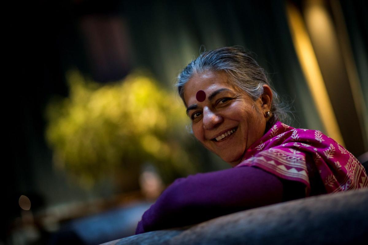 GRAF8351 BARCELONA 27 01 2018 - La filosofa y escritora india Vandana Shiva posa durante la entrevista con Efe en la que afirma convencida Que la tierra esta viva deberia formar parte del lenguaje de todos la reconocida fisica pensadora y activista ecofeminista es la autora del ensayo Quien alimenta realmente el mundo recientemente publicado en Espana EFE Quique Garcia
