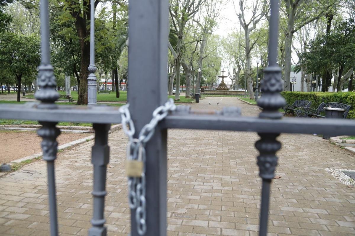 Jardines de Colón cerrados por el Ayuntamiento ante la previsión de fuertes lluvias y viento, este viernes.