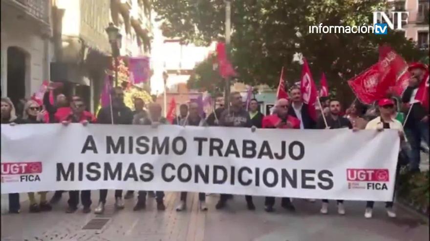Pancartas, pitos y tambores en la nueva movilización de los trabajadores de las ITV alicantinas