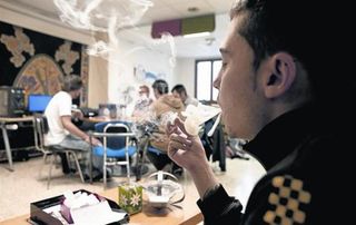 Interior y Salut topan por la regulación de los clubs cannábicos
