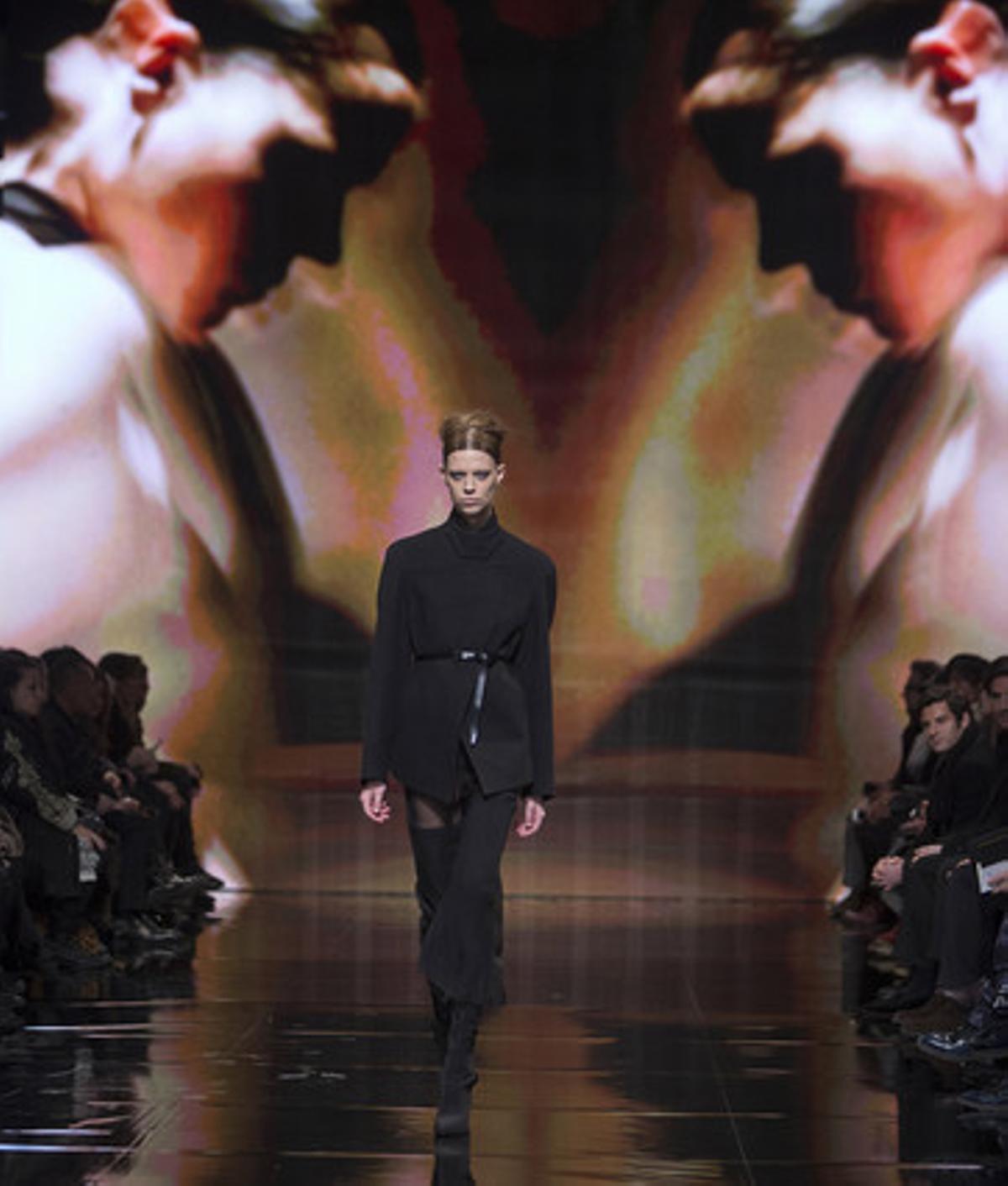 Una de les models amb una de les creacions de la dissenyadora Donna Karan New York